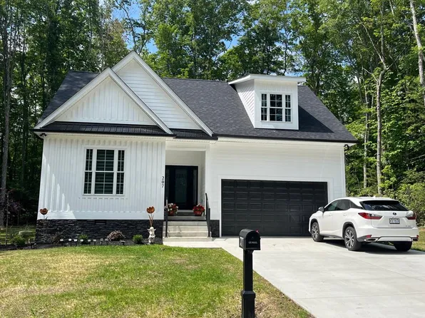 207 Royal Oaks Dr, Daniels, WV 25832