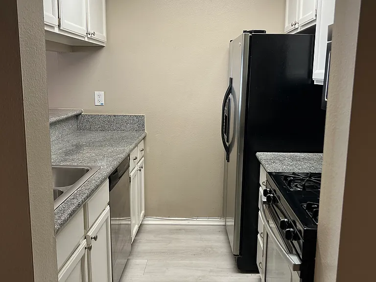 10960 Ashton Ave — Photo 4