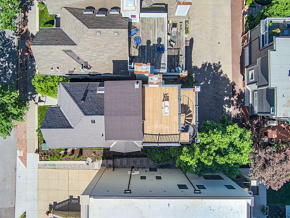 4th image of 220 E 30th St