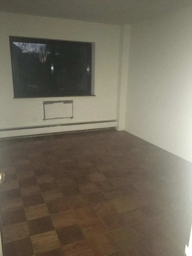 Hall Pl, Eastchester — Photo 4