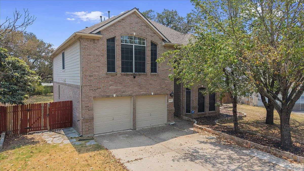 4 bed, 2.5 bath, 2901 sqft, $3,050 — Photo 1