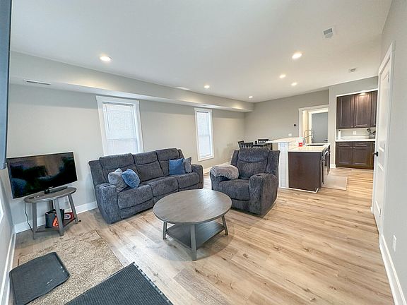 5th image of 1673 E Parkdale Ave