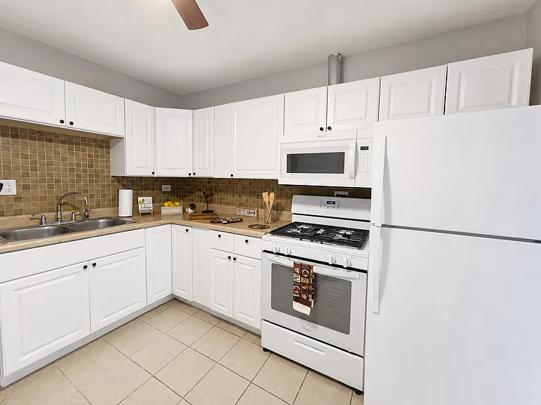 6847 Hawthorne Ln — Photo 12