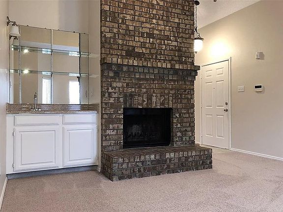 2nd image of 924 Simon Dr