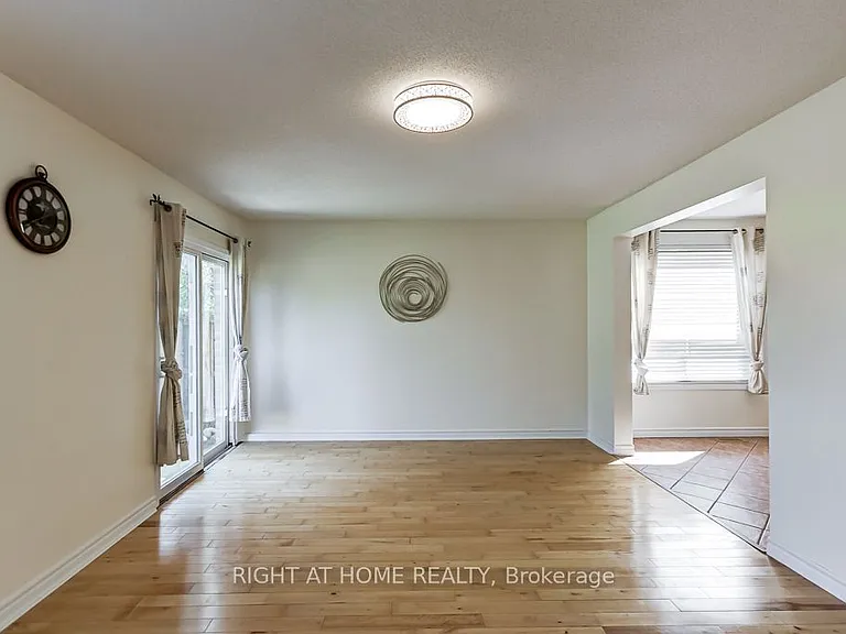 402 Lausanne Cres — Photo 7