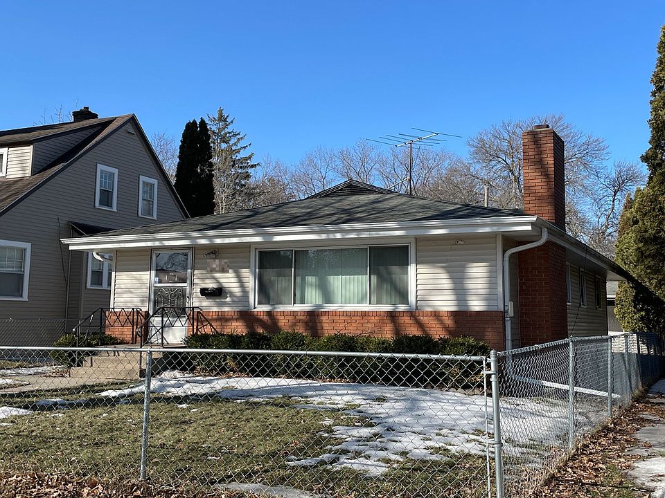2nd image of 3935 Queen Ave N