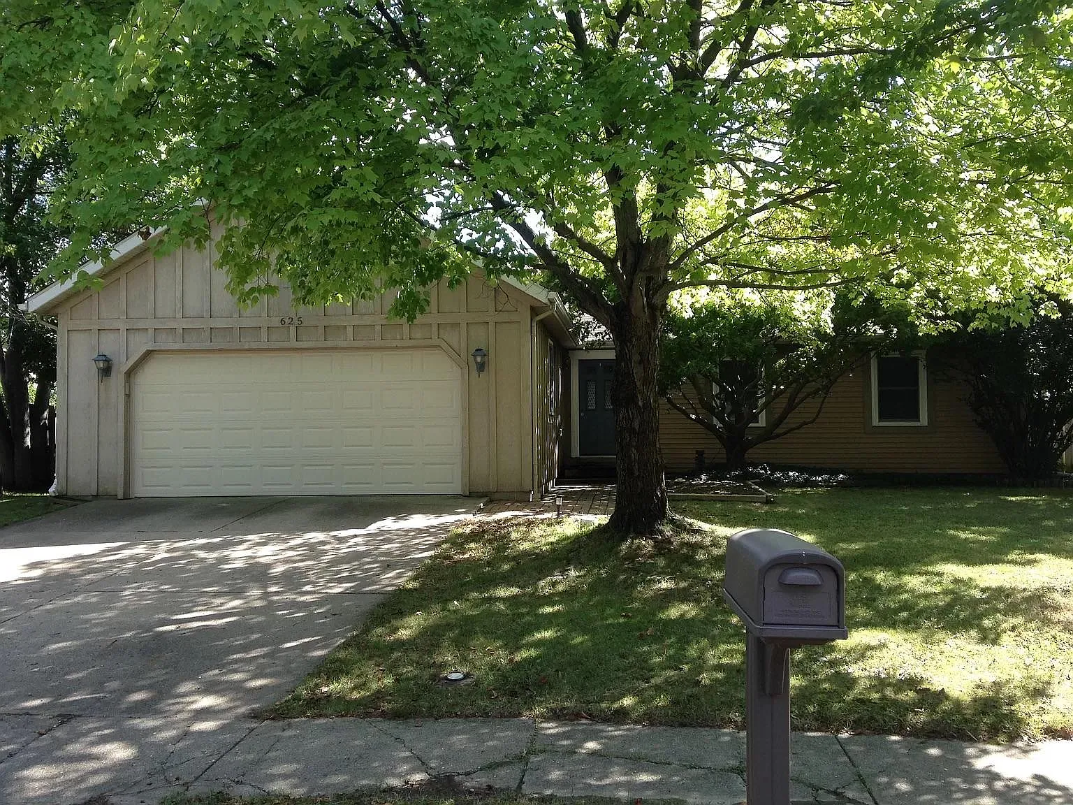625 Kent Ave — Photo 1