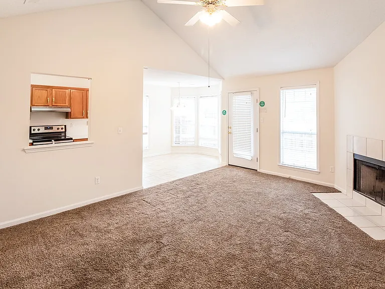 3920 Paramount Cv — Photo 5