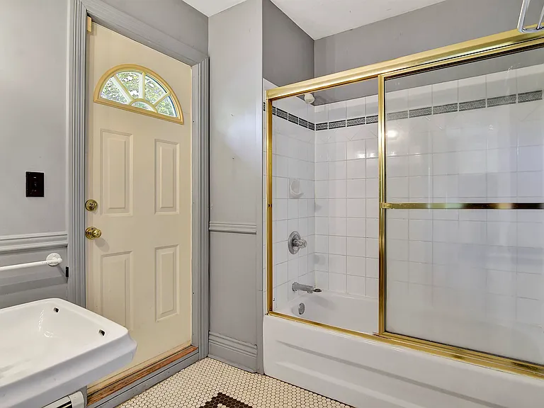 1517 Comox St #2 — Photo 12