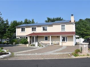 19 Farmbrook Dr, Old Bridge, NJ 08857