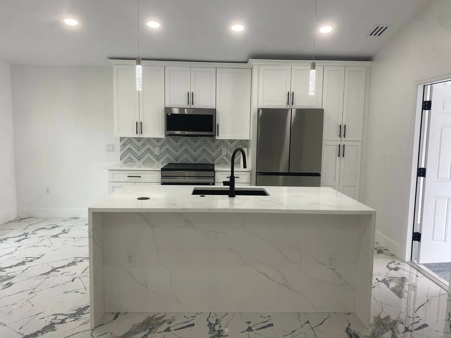 3 bed, 2.0 bath, 1230 sqft, $2,300 — Photo 2