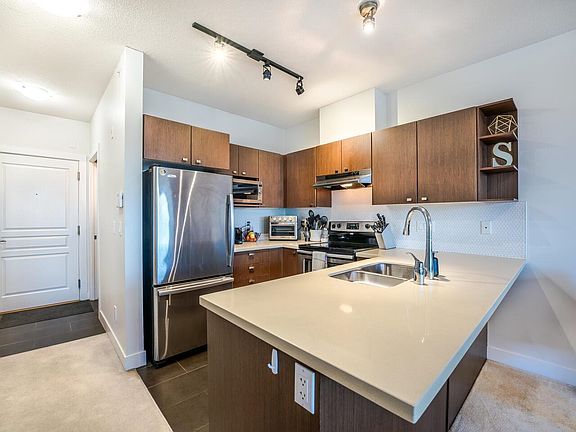 4th image of 4550 Fraser St #403