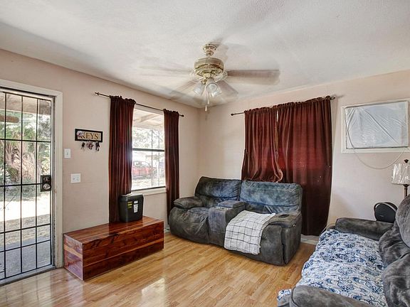 4th image of 110 N Walnut St