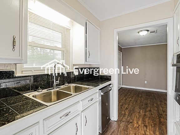 5th image of 513 Sycamore Cir
