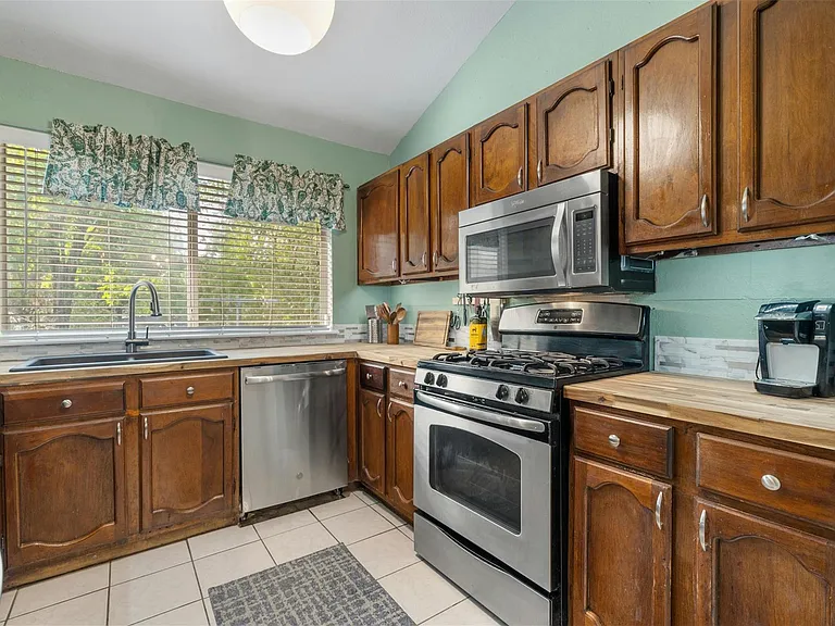 2523 E Stassney Ln — Photo 9