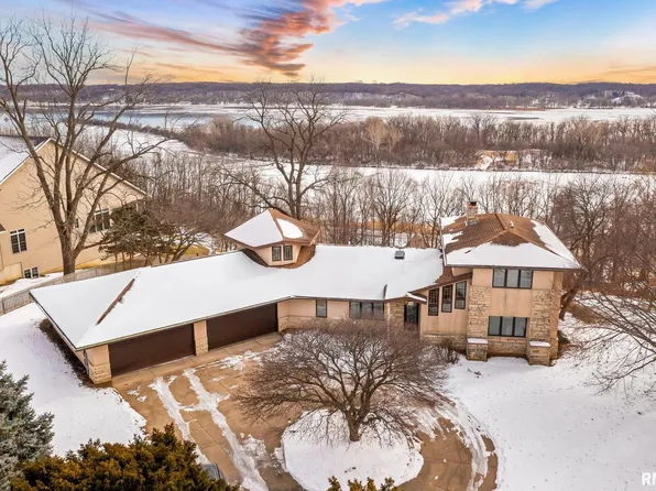 26059 Valley Dr, Bettendorf, IA 52722