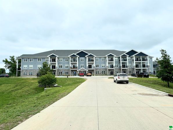 201 Sunrise Park Rd #211, Storm Lake, IA 50588