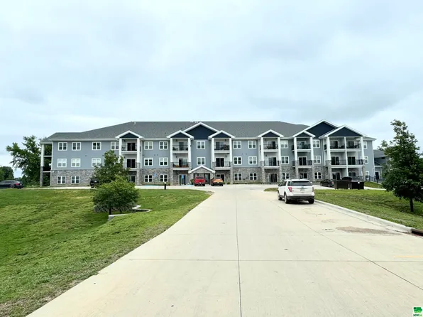 201 Sunrise Park Rd #204, Storm Lake, IA 50588