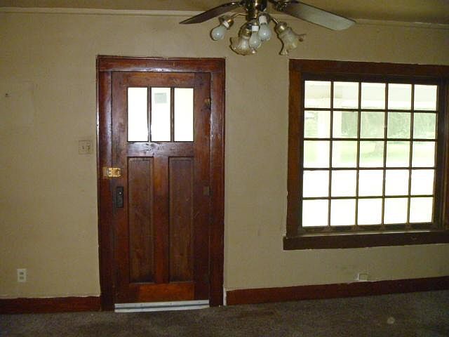 1st image of 938 W Hanna Ave