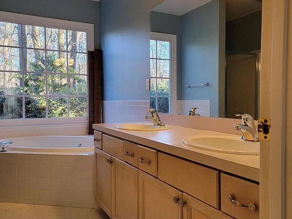 5th image of 1005 River Hill Dr