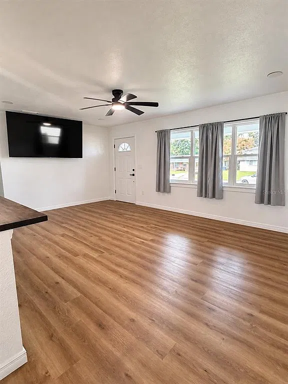 3 bed, 2.0 bath, 1439 sqft, $2,200 — Photo 2