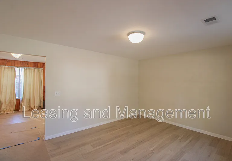 305 Millcreek Dr — Photo 2