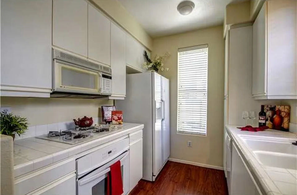 1 bed, 944 sqft, $1,800 — Photo 4