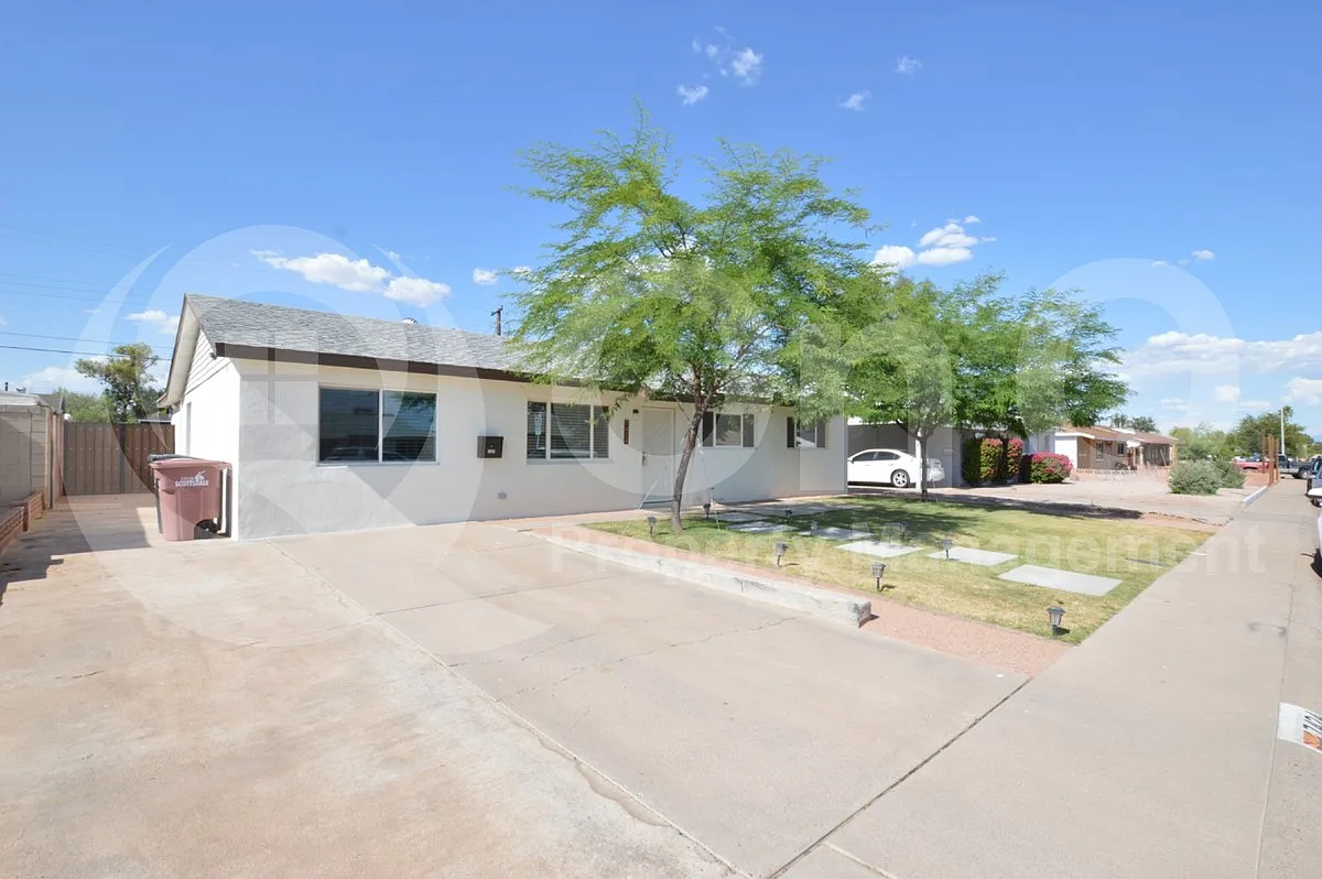 3 bed, 2.0 bath, 1400 sqft, $2,499 — Photo 2
