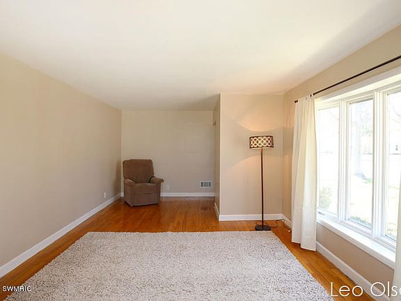4th image of 1414 Herrick Ave NE