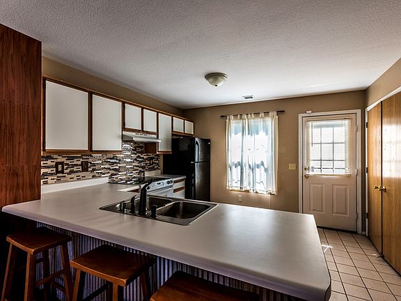 2nd image of 1242 N Iron Horse Dr