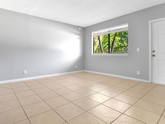 4th image of 400 Nottingham Cir APT D