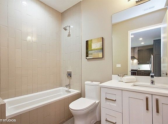 5th image of 2223 W Madison St #306