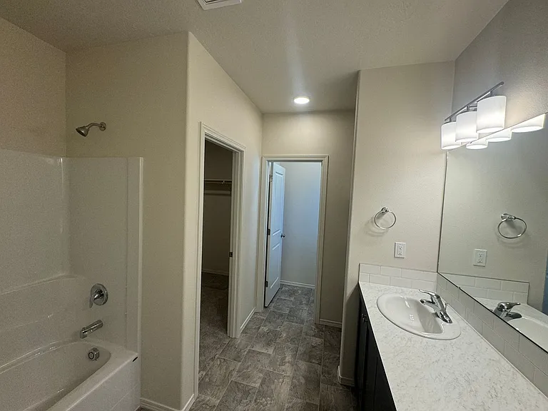 2303 S 58th Ave — Photo 6