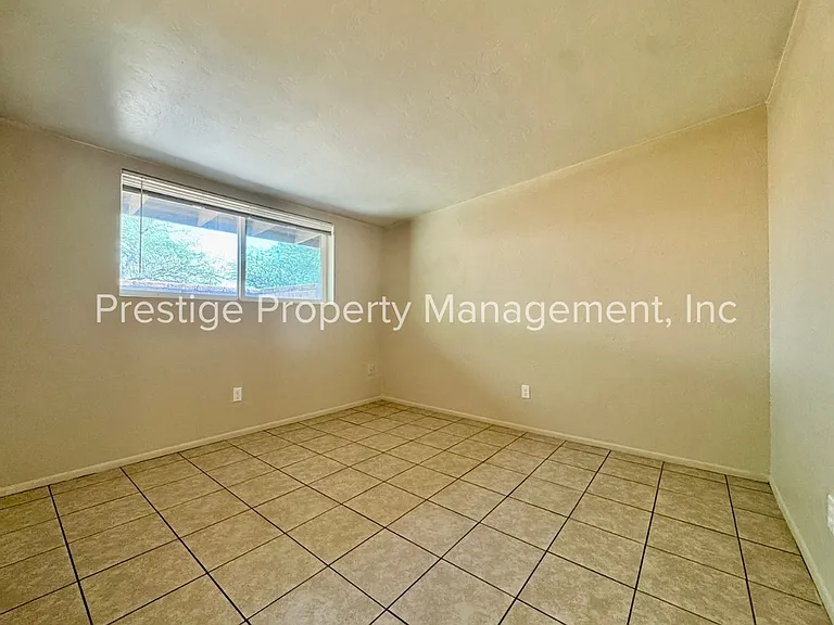 2302-2312 N Ralph Ave — Photo 11
