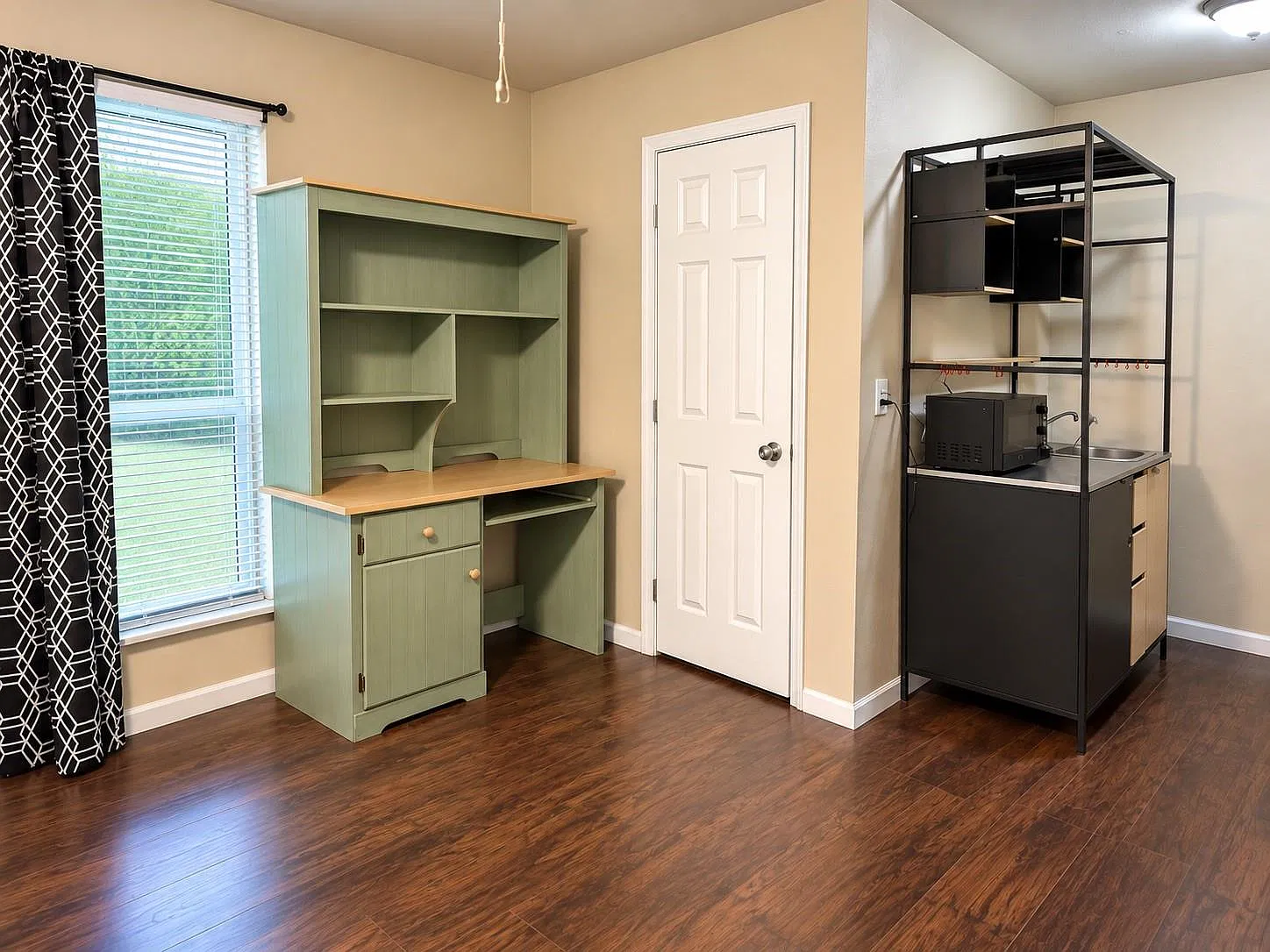 1 bed, 1.0 bath, $700 — Photo 2