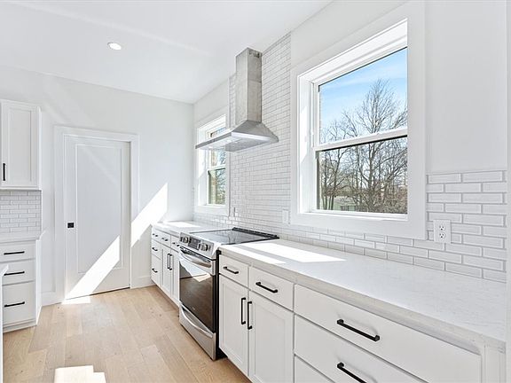 4th image of 347 SW Sweetspire Ct