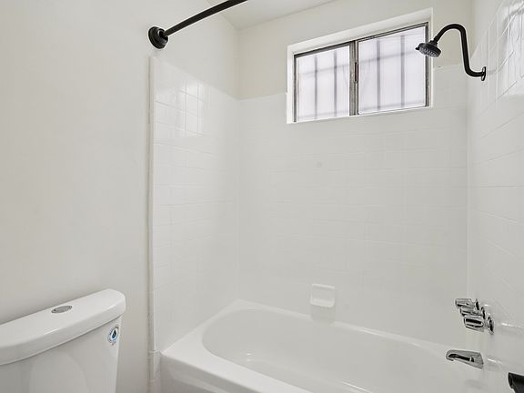 4th image of 220 S Commonwealth Ave Unit 107