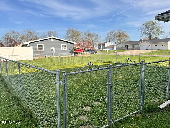 5th image of 202 Huntington Dr