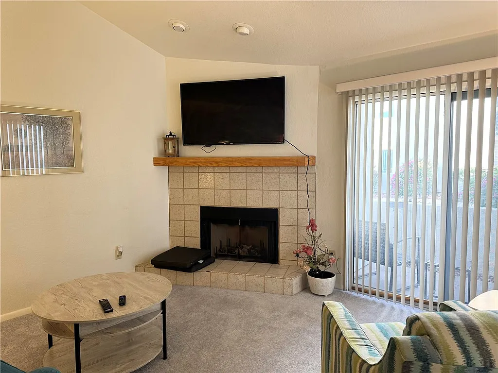2 bed, 1.5 bath, 1156 sqft, $1,800 — Photo 3