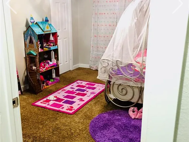UPSTAIRS BEDROOM (MIDDLE)