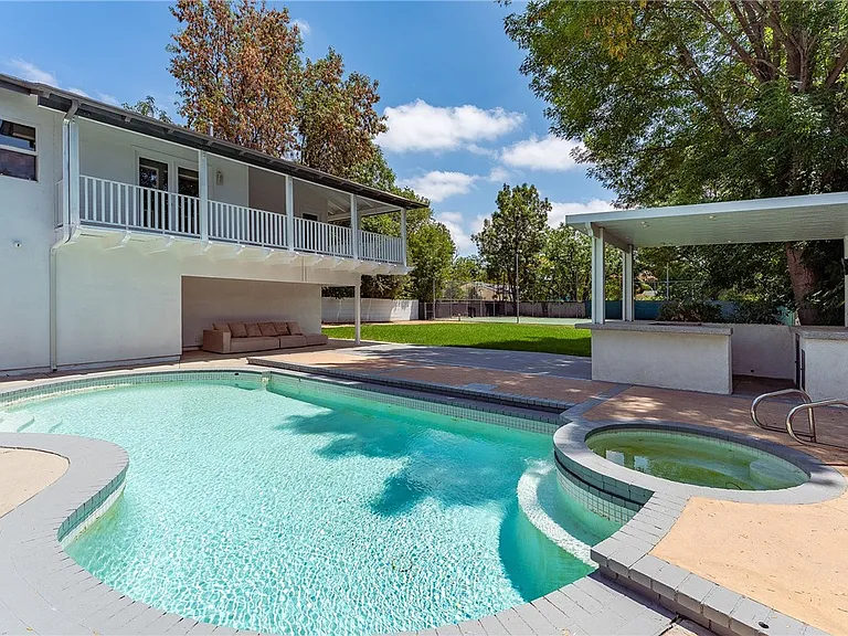 22904 Calvert St — Photo 51