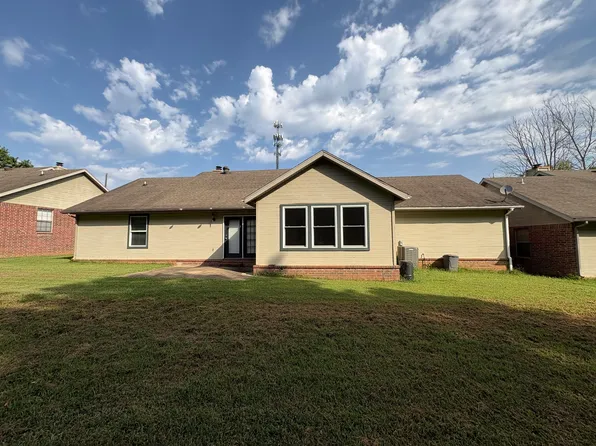 4389 E Holiday Dr, Fayetteville, AR 72701