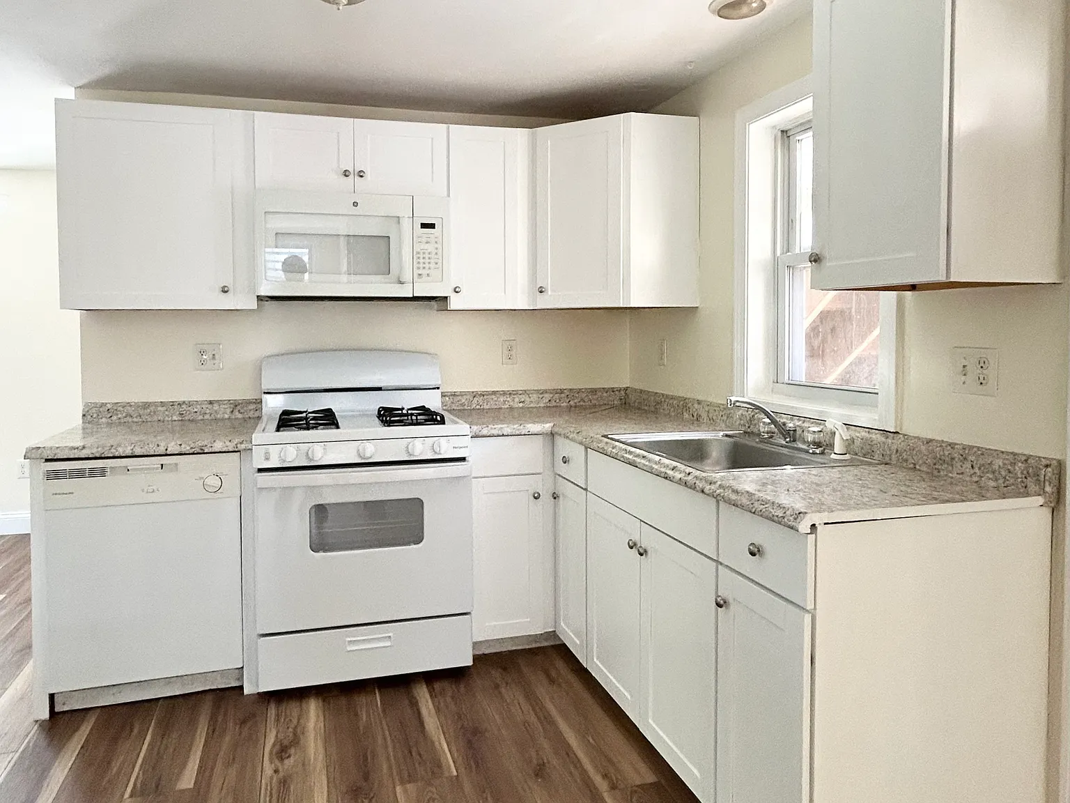 2 bed, 975 sqft, $1,900 — Photo 1