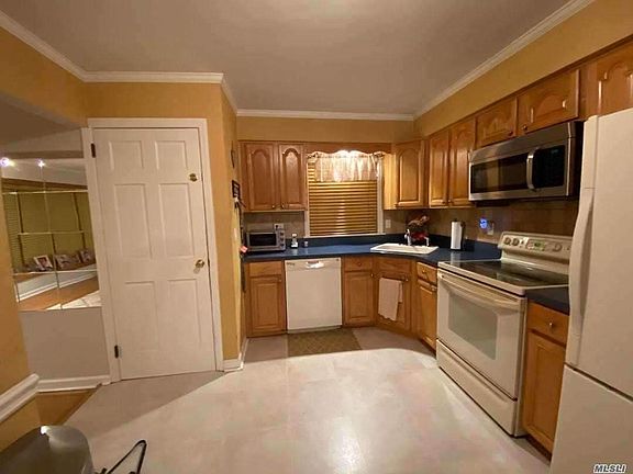 Open Eat-in Kitchen