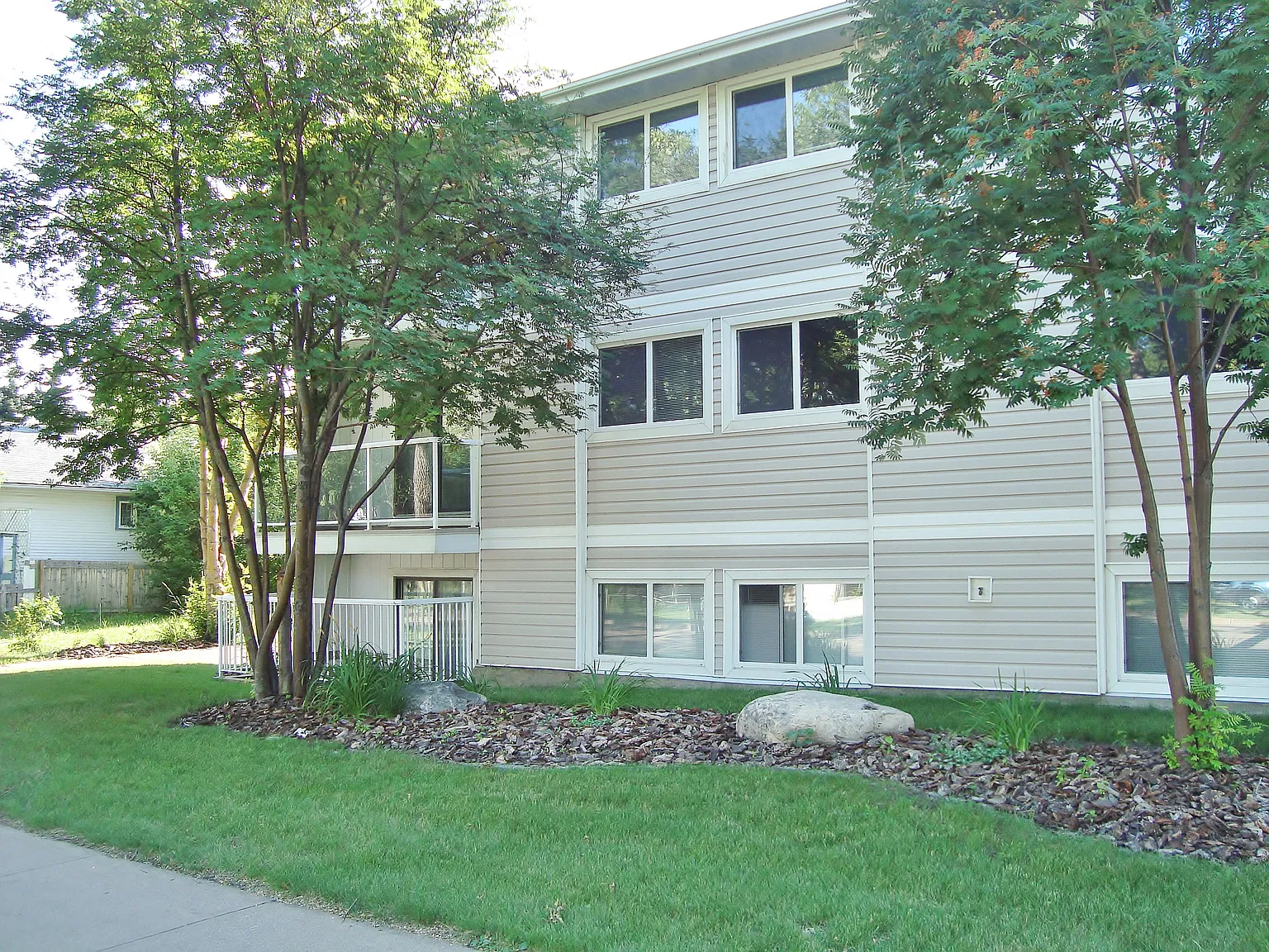 1 bed, 1.0 bath, 875 sqft, $1,125 — Photo 2