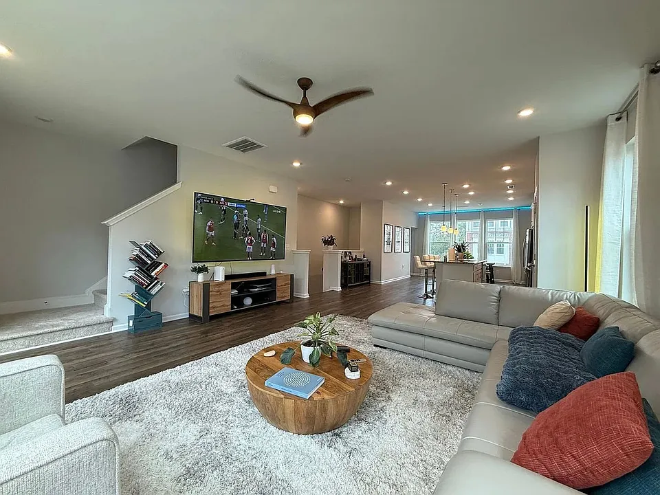 1228 Commack Dr