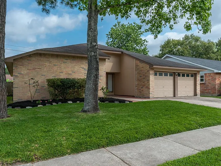 2318 Colonial Ridge Dr — Photo 2
