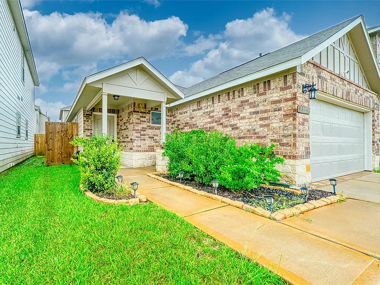 7919 Cypress Country Dr — Photo 2