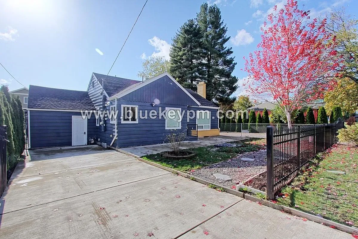Building Photo - 12220 SE Mill St