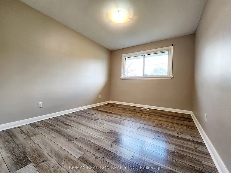 58 Athabasca St — Photo 10